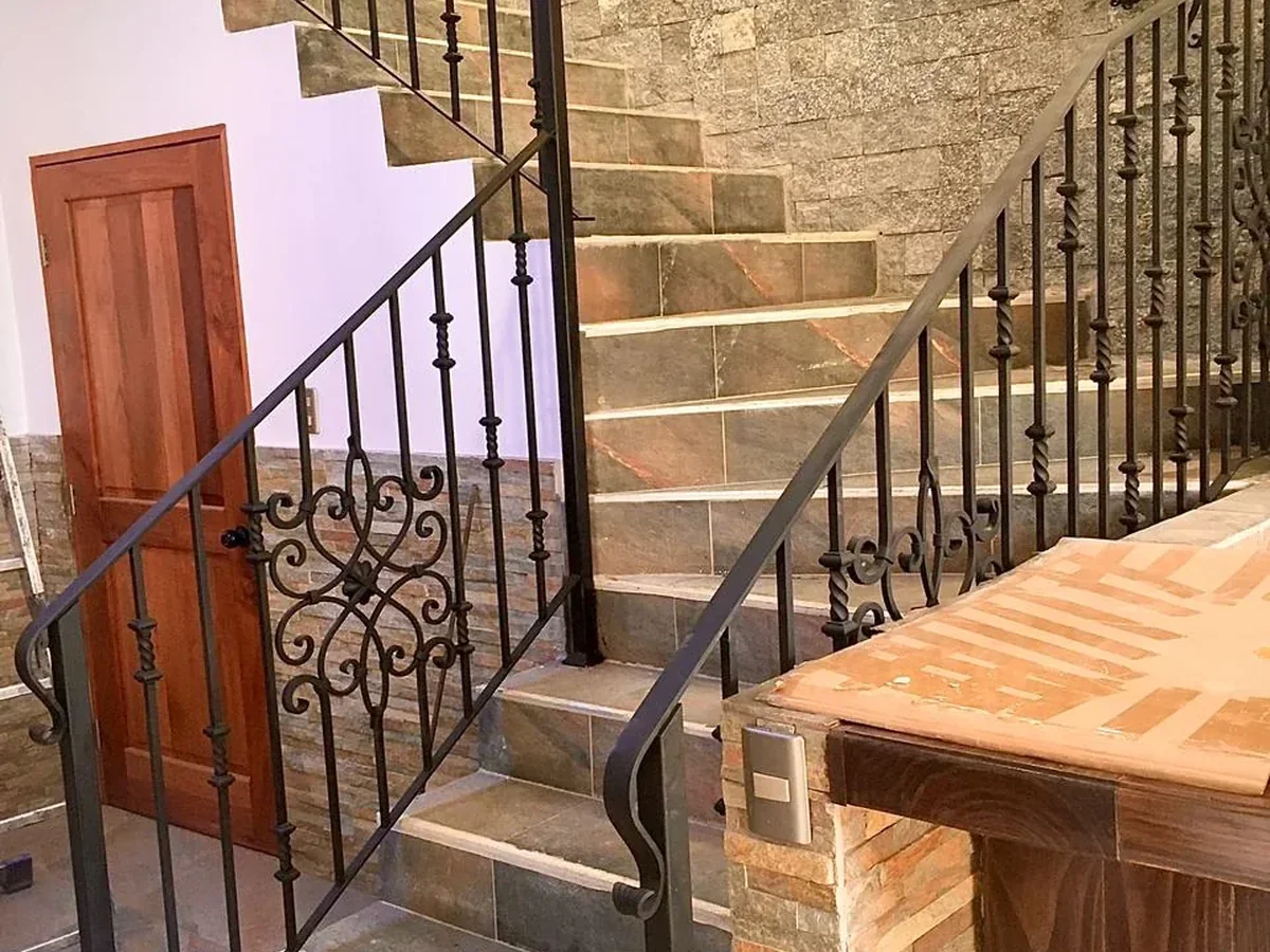 Baranda de fierro forjado instalada en escalera