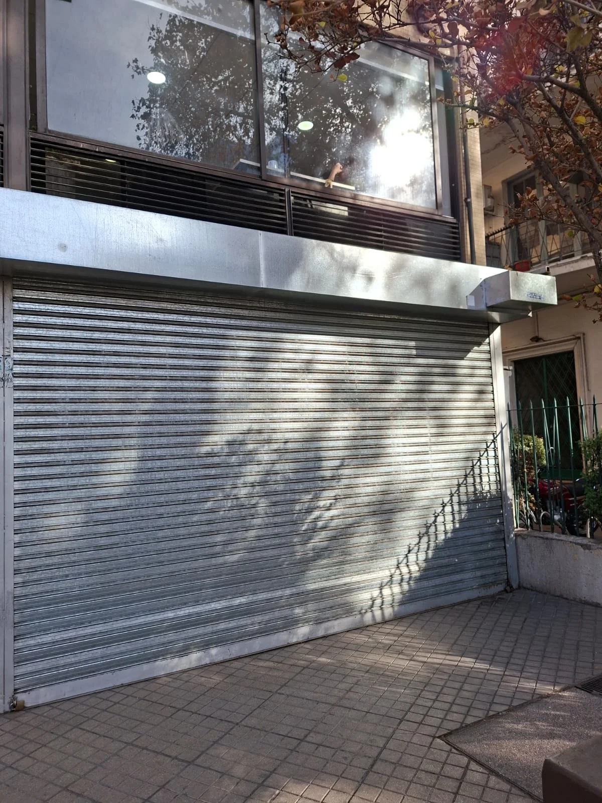 Cortina metálica Mantelli instalada en acceso comercial