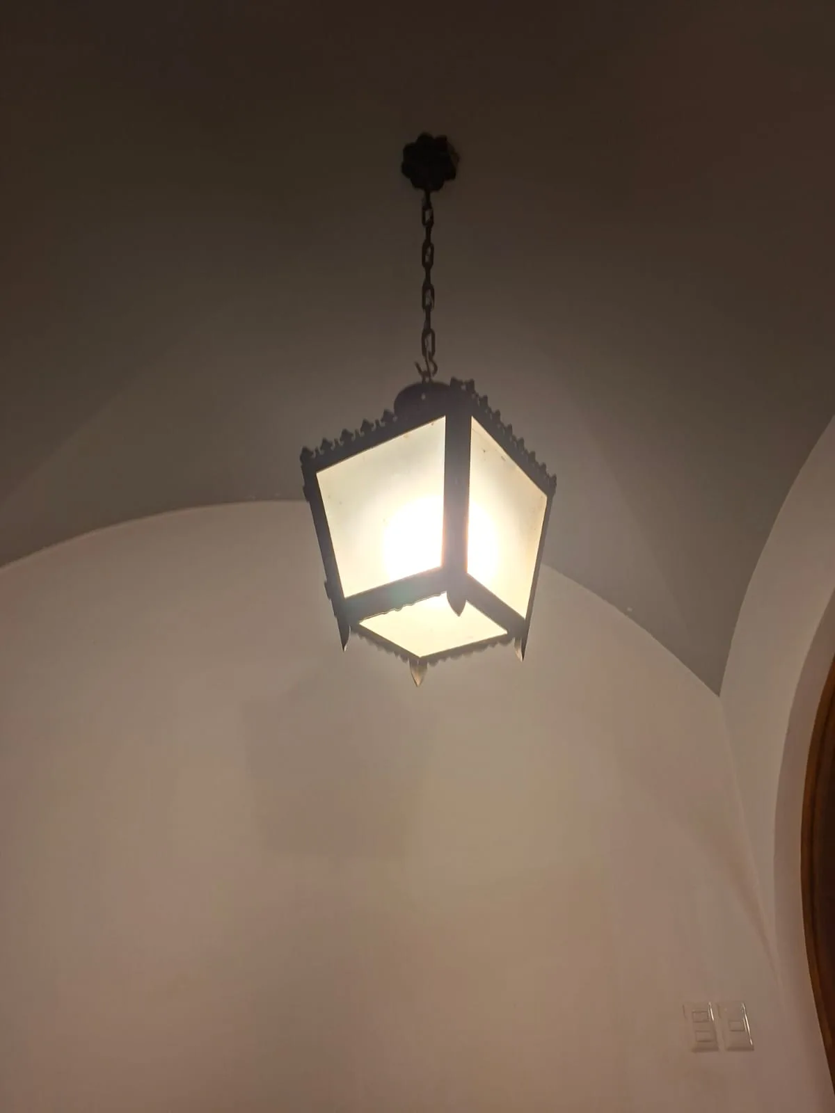 Farol colgante instalado en pasillo abovedado