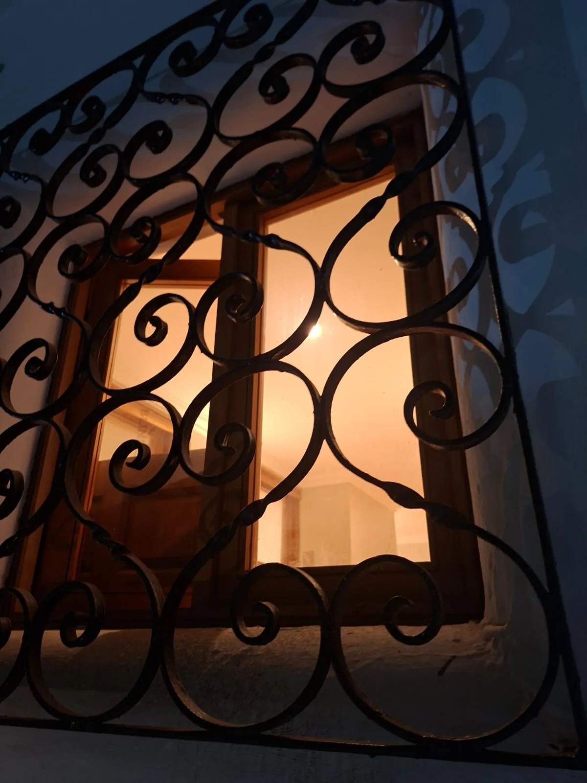 Reja ornamental instalada en ventana iluminada